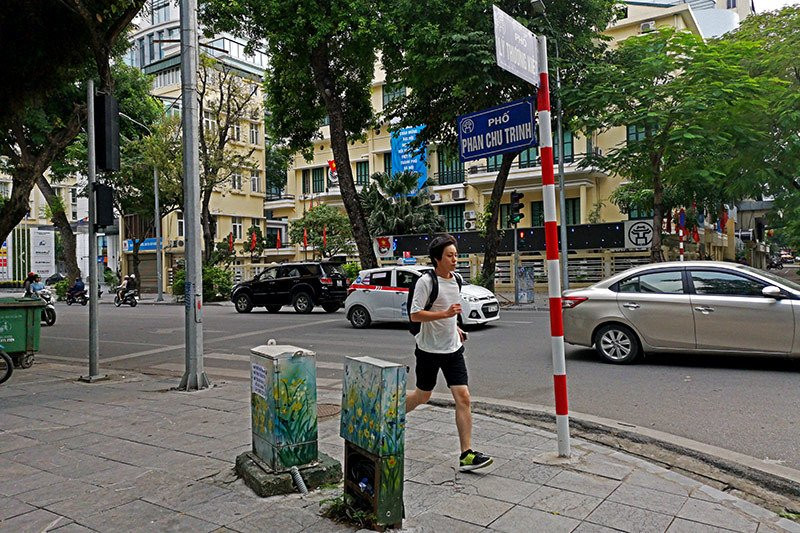 Những chiếc tủ điện tại ngã tư phố Lý Thường Kiệt - Phan Chu Trinh (Hoàn Kiếm) được trang trí hình vẽ hoa đè kín tấm biển cảnh báo nguy hiểm.