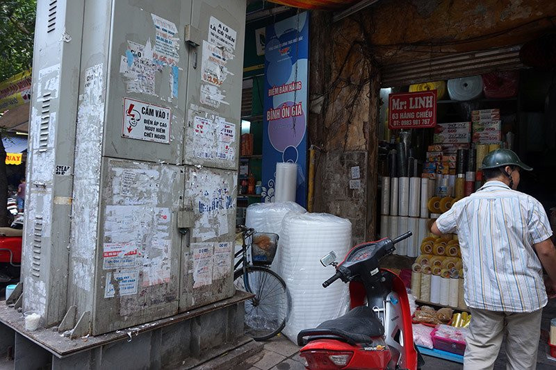 Giống như chiếc tủ điện trên phố Hàng Chiếu (Hoàn Kiếm, Hà Nội) này, những chiếc tủ điện ở nhiều tuyến phố Thủ đô đã bị bôi bẩn bởi những hình vẽ bậy, tờ rơi, quảng cáo... nhiều năm qua.