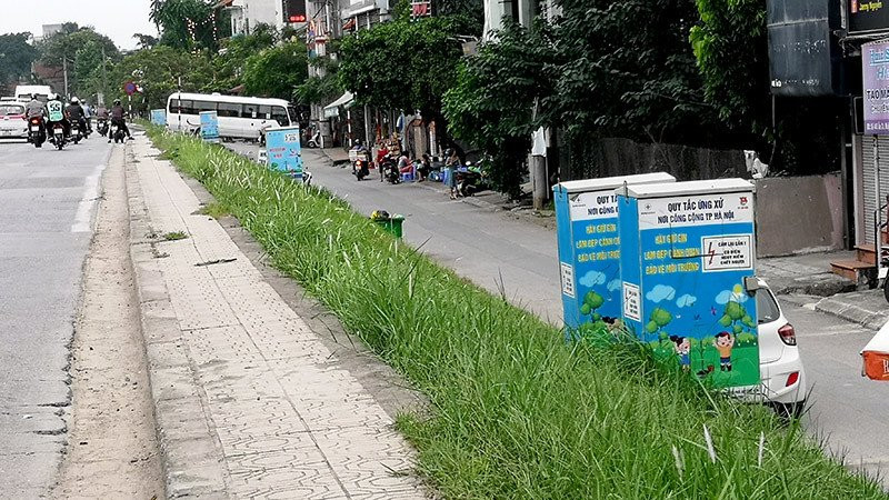 Để tránh tình trạng dán bôi bẩn bởi quảng cáo, tờ rơi... những chiếc tủ điện trên đường Âu Cơ đã được Tổng công ty Điện Lực TP Hà Nội phối hợp cùng Thành Đoàn Hà Nội dán những khẩu hiệu khuyến khích người dân gìn giữ bảo vệ mội trường... cùng những hình vẽ đầy màu sắc nhưng không quên những biển cảnh báo nguy hiểm.