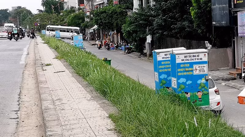 Để tránh tình trạng dán bôi bẩn bởi quảng cáo, tờ rơi... những chiếc tủ điện trên đường Âu Cơ đã được Tổng công ty Điện Lực TP Hà Nội phối hợp cùng Thành Đoàn Hà Nội dán những khẩu hiệu khuyến khích người dân gìn giữ bảo vệ mội trường... cùng những hình vẽ đầy màu sắc nhưng không quên những biển cảnh báo nguy hiểm.