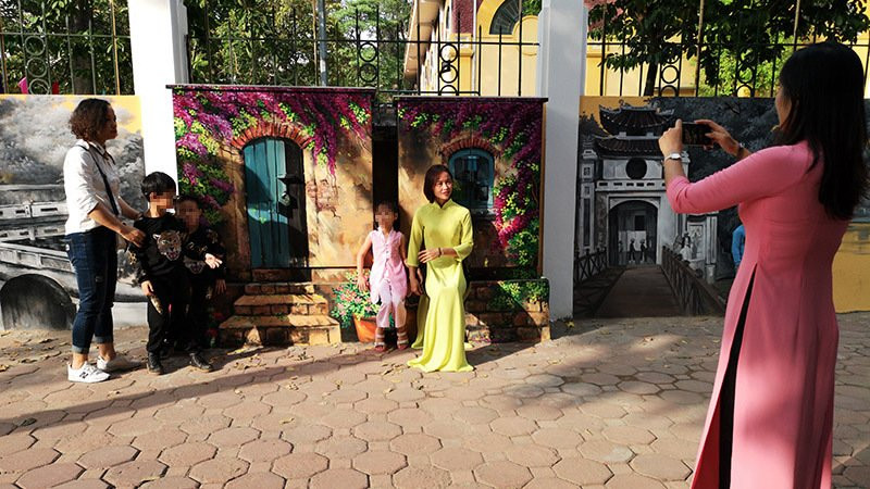 Cùng với 28 bức bích họa trên bức tường bao quanh trường THPT Phan Đình Phùng, 2 chiếc tủ điện cũng được khoác lên hình vẽ cửa nhà, cửa sổ đầy thơ mộng đang là điểm thu hút người dân đến tạo dáng chụp ảnh.