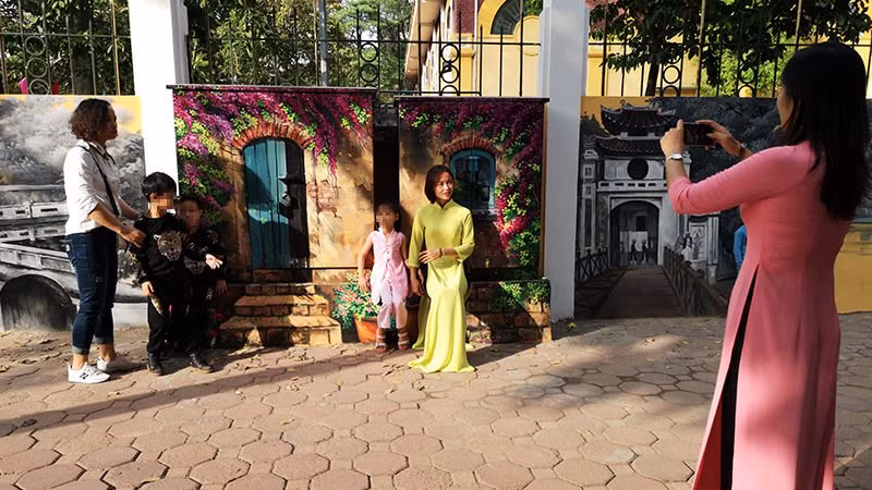 Cùng với 28 bức bích họa trên bức tường bao quanh trường THPT Phan Đình Phùng, 2 chiếc tủ điện cũng được khoác lên hình vẽ cửa nhà, cửa sổ đầy thơ mộng đang là điểm thu hút người dân đến tạo dáng chụp ảnh.