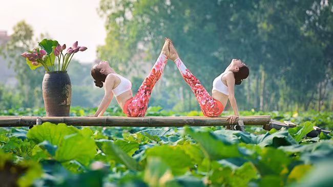 Chia sẻ về những bất lợi khi chụp bộ ảnh này, chị Thu Phương nói rằng ở một không gian nhỏ để thực hiện những động tác yoga là một việc cực khó, thế nhưng bằng sự quyết tâm hai chị đã cho ra mắt những khoảnh khắc hết sức đẹp.