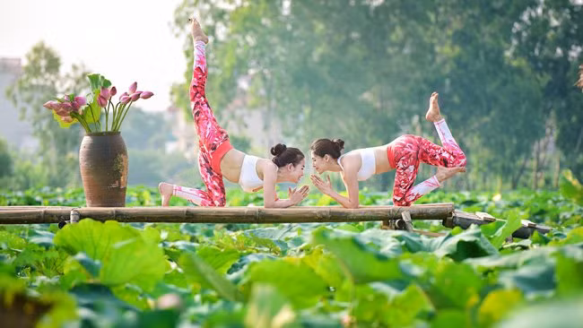 Những động tác khó của bộ môn yoga được hai chị thực hiện trong bộ ảnh để đời của mình.