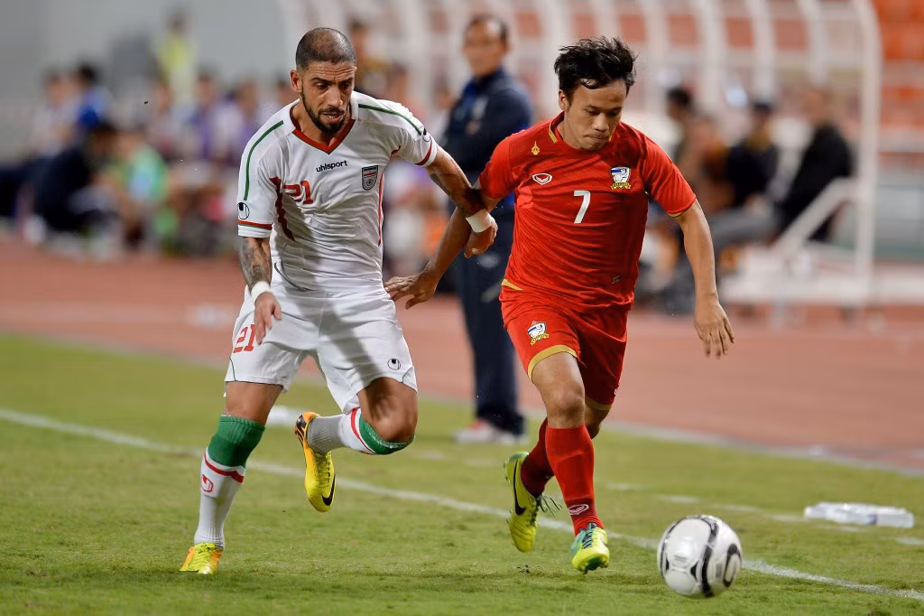 Datsakorn Thonglao (Thái Lan) có lần ra mắt ĐTQG lần đầu tiên vào năm 2001. Kể từ đó tiền vệ 31 tuổi này đã có 80 lần khoác áo ĐTQG Thái Lan và ghi được 8 bàn thắng. Thonglao nổi tiếng với những pha sút phạt hiểm hóc và một lối chơi bóng hết sức tinh quái.