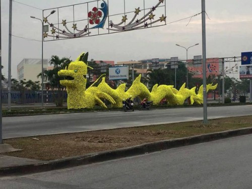 Cách đây 2 năm, nhân vật Pikalong bỗng chốc "làm mưa làm gió" trên mạng xã hội chỉ vì vẻ ngoài đặc biệt. Pikalong là tên mà dân mạng đặt cho mô hình rồng trên đường Lê Hồng Phong (Hải Phòng).