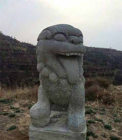 Sư tử đá được nhắc đến với hình tượng uy nghi nhưng ở đây, nó lại được miêu tả bởi những hình thái vui vẻ và khá hài hước