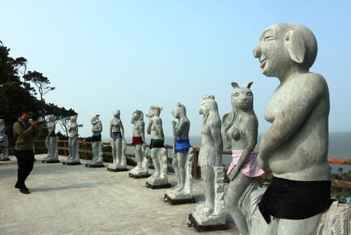 Những ngày qua bộ tượng đá 12 con giáp "phồn thực" tại Hải Phòng trở thành tâm điểm chú ý của cộng đồng mạng. Ngay sau đó, trên mạng xã hội, dân mạng đã cho chia sẻ nhiều những tượng đá ngộ nghĩnh từng khiến nhiều người phải ôm bụng cười.