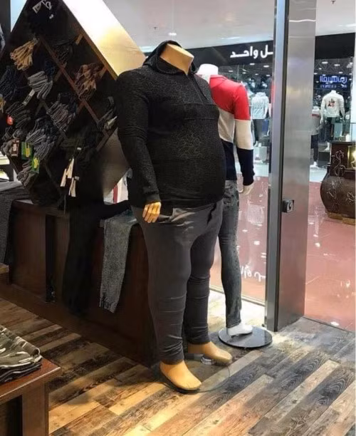 Mới đây, cư dân mạng đã rất hào hứng khi phát hiện ra những con ma-nơ-canh béo bụng. Khỏi phải nói, team - không - gầy đã mừng như được mùa khi thấy hình ảnh này.