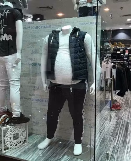  Ma-nơ-canh thường được lấy theo những số đo cực chuẩn từ các người mẫu nổi tiếng thế giới để thể hiện được sự cân đối. Tuy nhiên, vẫn còn đó những người mẫu nhựa với hình hài béo ú khiến ai nhìn thấy cũng phải phì cười.