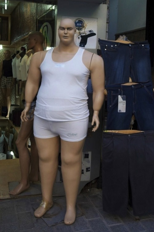 Cứ nhìn những con ma-nơ-canh này là yên tâm sẽ mặc vừa đồ dù vóc dáng chưa thật chuẩn.