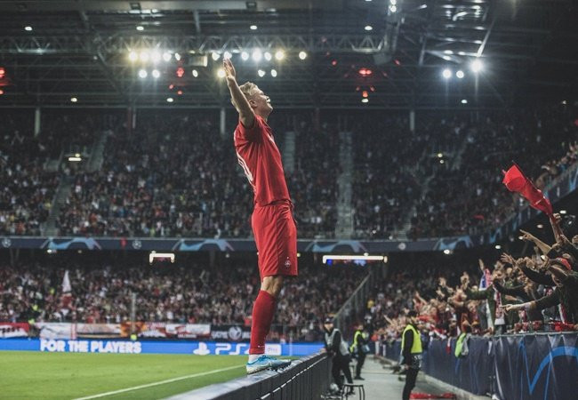 Theo các báo cáo của tờ The Times, thoạt đầu M.U lên kế hoạch mua chân sút 19 tuổi vào phiên chợ Hè sang năm. Tuy nhiên, đại diện của Premier League bất ngờ thay đổi và sắp gửi đề nghị 60 triệu bảng để thuyết phục RB Salzburg ngay trong chợ Đông 2019 này.