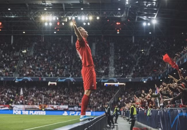 Theo các báo cáo của tờ The Times, thoạt đầu M.U lên kế hoạch mua chân sút 19 tuổi vào phiên chợ Hè sang năm. Tuy nhiên, đại diện của Premier League bất ngờ thay đổi và sắp gửi đề nghị 60 triệu bảng để thuyết phục RB Salzburg ngay trong chợ Đông 2019 này.