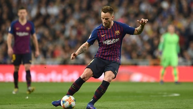 Chuyển nhượng bóng đá Transfermarkt, giá trị của Ivan Rakitic vào thời điểm hiện tại là 35 triệu euro. Nhiều người cho rằng AC Milan sẵn sàng chấp nhận lời đề nghị đổi Federico Bernardeschi lấy tiền vệ của Barcelona.
