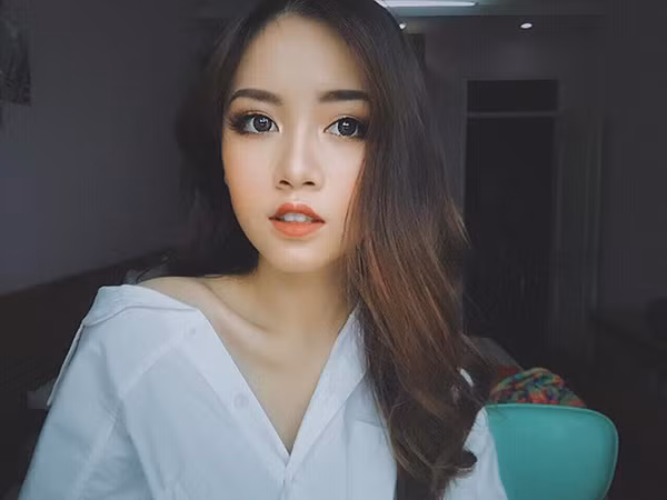 Sở hữu làn da trắng, khuôn mặt trái xoan, đôi mắt to tròn cùng đôi môi hồng chúm chím, Vân Giang nhanh chóng đi vào lòng dân mạng bằng nhan sắc trời ban.