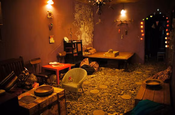 Khi muốn thưởng thức một thức uống nóng thì Hà Nội ngày đông là thời điểm tuyệt vời. Bởi trong cái cái lạnh đến tê tái người, ôm trên tay một cốc đồ uống nóng, làm ấm bàn tay rồi nhấp chút nhẹ nhàng, các bạn trẻ sẽ cảm nhận nhiệt lượng lan tỏa đều trên cơ thể.