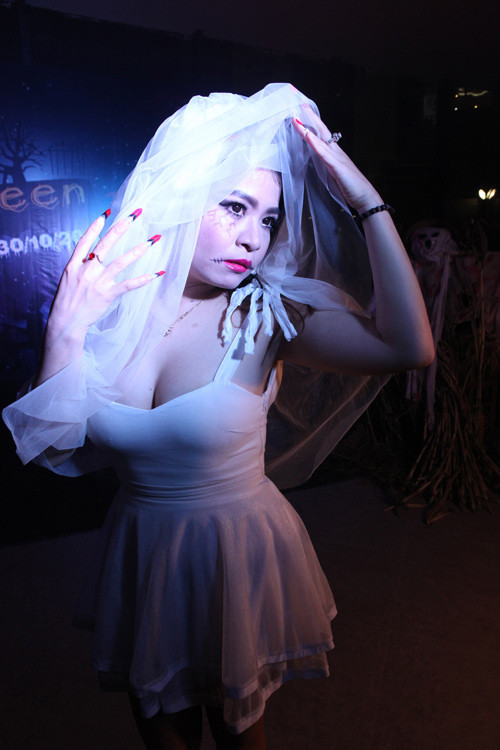 Bức ảnh của cô nàng khiến nhiều người phải giật mình khóc thét, nhất là thình lình xuất hiện. Đây chính là sự bất ngờ mà cô gái này muốn dành tặng cho người chồng của mình ngay trong căn phòng tân hôn của cả hai.