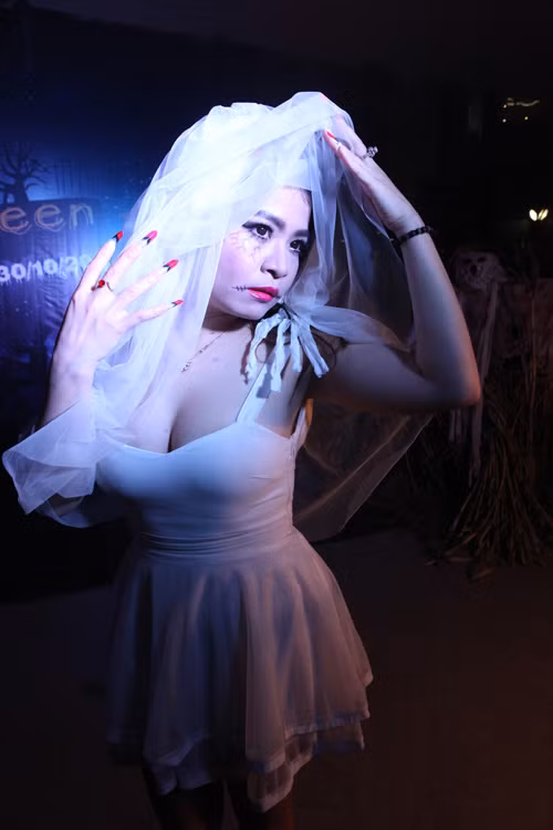 Bức ảnh của cô nàng khiến nhiều người phải giật mình khóc thét, nhất là thình lình xuất hiện. Đây chính là sự bất ngờ mà cô gái này muốn dành tặng cho người chồng của mình ngay trong căn phòng tân hôn của cả hai.