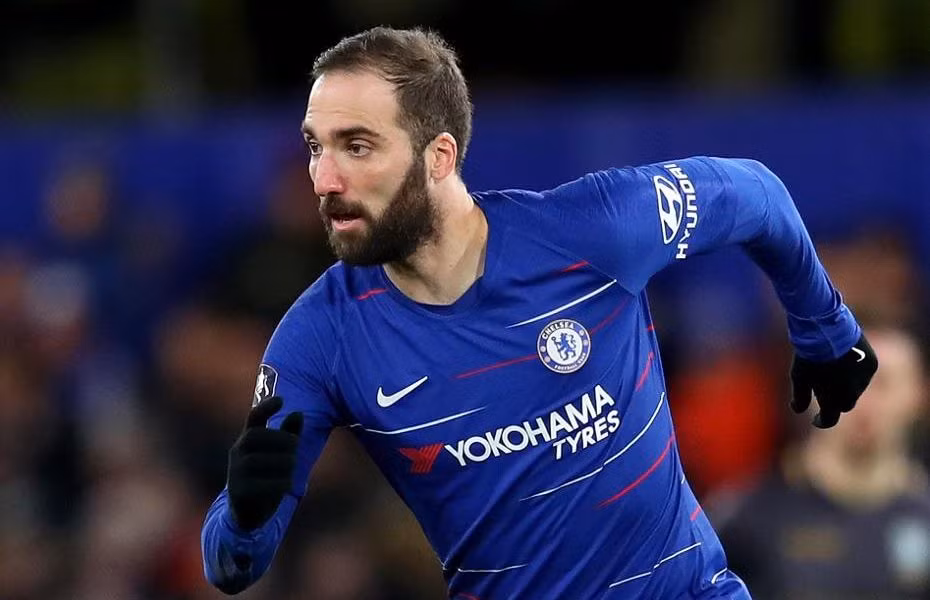 Theo Corriere di Torino, ban lãnh đạo Roma muốn đổi tiền đạo Edin Dzeko lấy Gonzalo Higuain, nhưng phía Juventus không đồng ý. Cụ thể, “Lão bà” thích có chữ ký của Kostas Manolas hoặc Nicolò Zaniolo hơn là cựu cầu thủ Man City.