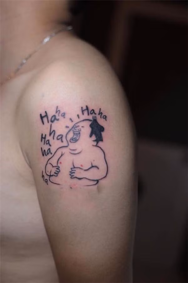 .Không thể nhịn cười với hình xăm giống y hệt bản gốc icons từ mạng xã hội Facebook.