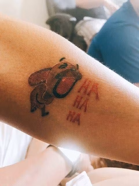 Đầu tiên, nhiều bạn trẻ đã lấy ý tưởng từ những icons dễ thương của mạng xã hội Facebook để làm bản "tha thu" cho mình khiến nhiều cư dân mạng có phen cười ngã ghế.