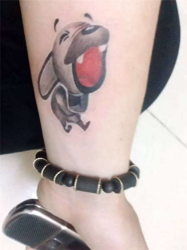 Hình xăm "chú chó ôm bụng cười" dường như rất đắt hàng ở các tiệm xăm hình.