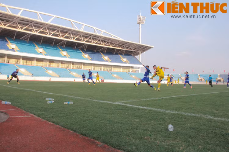 Những cơ hội liên tiếp đến với CLB Hải Phòng nhưng các chân sút của họ vẫn không một lần thành công.