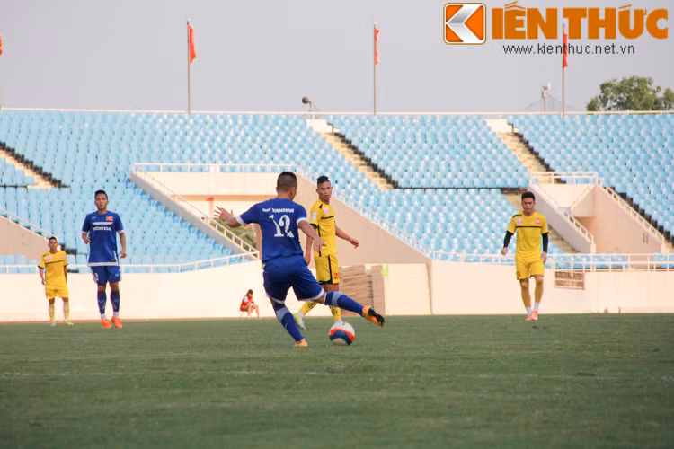 Trong hiệp một, HLV Miura chỉ đạo học trò chủ động đá thấp và tìm cơ hội để phản công. Trên hàng công, HLV người Nhật Bản chỉ cắm một mình Văn Toàn.