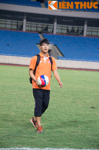 Sau khi lập công hôm qua trong trận đấu của ĐT Việt Nam với ĐT CHDCND Triều Tiên, Mạc Hồng Quân cùng Quế Ngọc Hải được HLV Miura cho phép nghỉ để theo dõi các đồng đội thi đấu.