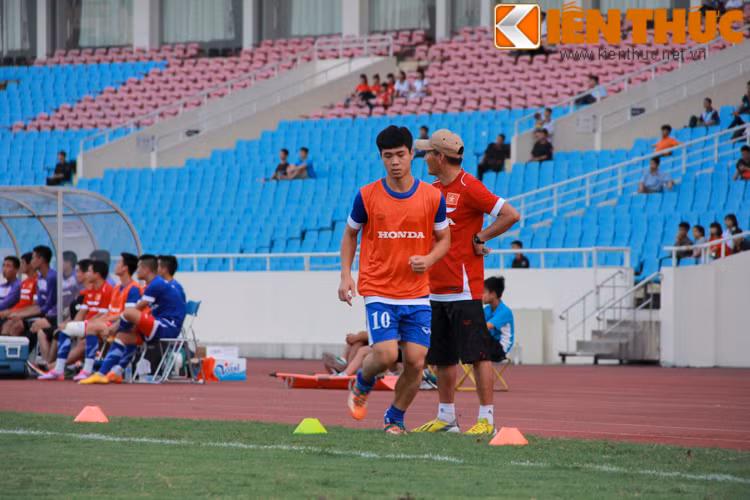 Công Phượng khởi động ngoài đường piste chuẩn bị vào sân.