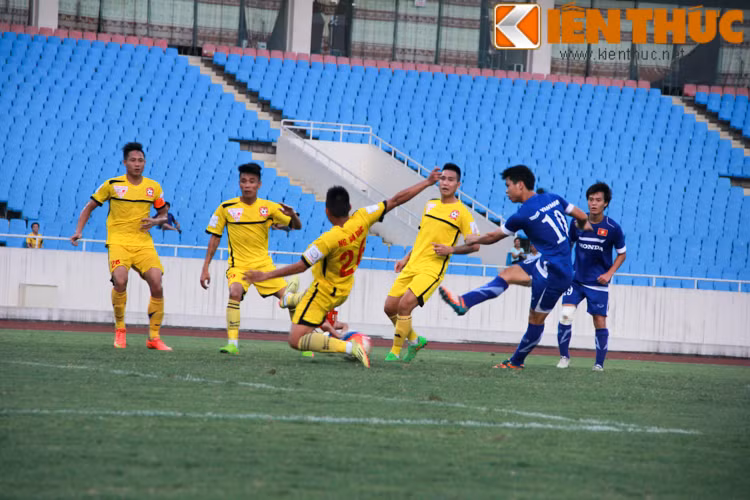 Phút 73, Công Phượng có pha sút bóng uy lực ngoài vòng cấm địa của CLB Hải Phòng nhưng bị cầu thủ hậu vệ đối phương chặn lại.