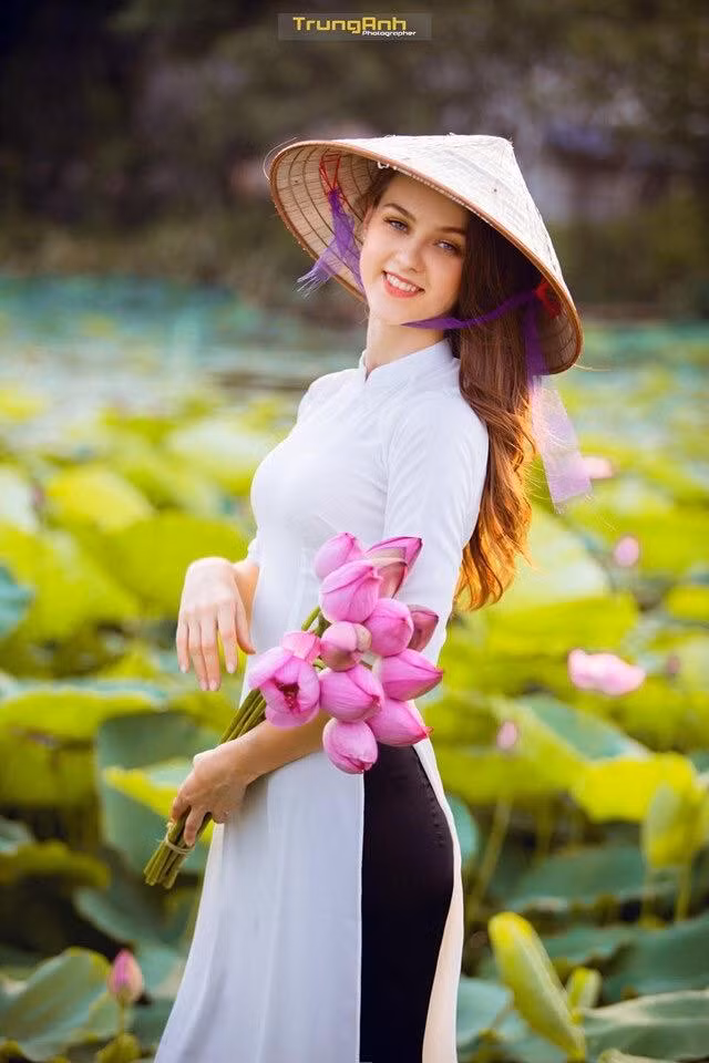 Theo chia sẻ của nhiếp ảnh gia Trung Anh cho biết: "Bạn nữ tên là Olga Evil, đến từ Ukraine, 22 tuổi. Mình tình cờ gặp cô ấy bên ngoài đầm sen Hồ Tây, thấy Olga Evil muốn vào ngắm sen mà không mang theo tiền mặt nên mình ngỏ ý mời cô ấy vào chung. Sau đó có ý mời bạn này làm mẫu và nhận được cái gật đầu'"