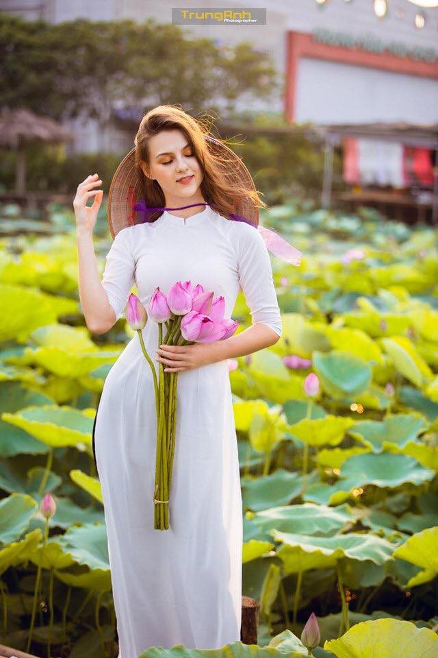 Trong trang phục áo dài truyền thống, áo yếm của thiếu nữ Việt, mẫu Tây đã có diễn xuất khá nhập tâm với khung cảnh hồ sen.