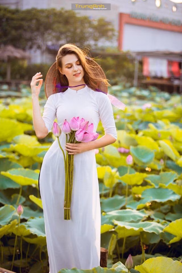 Trong trang phục áo dài truyền thống, áo yếm của thiếu nữ Việt, mẫu Tây đã có diễn xuất khá nhập tâm với khung cảnh hồ sen.