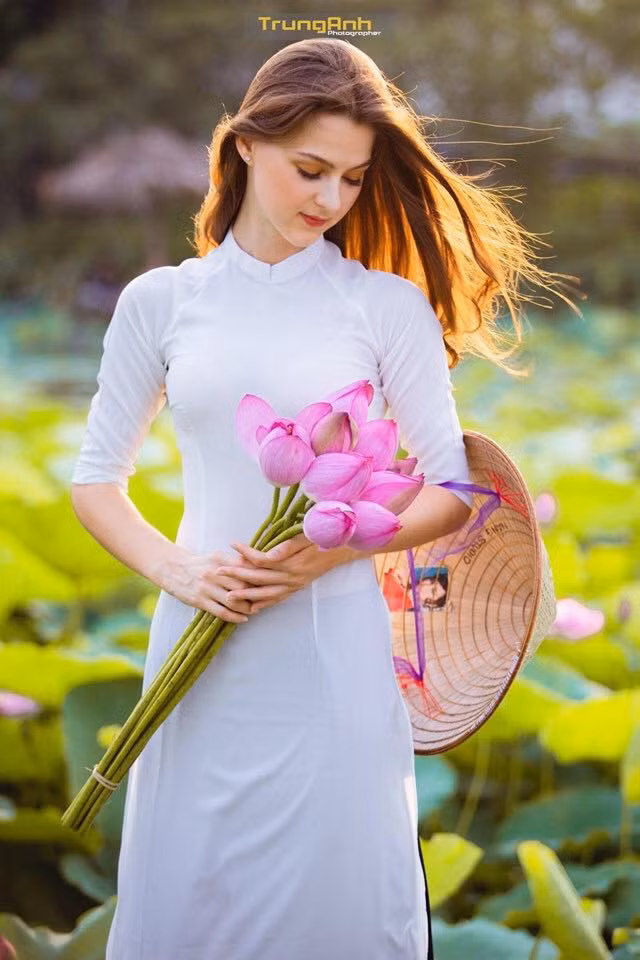 Nhiếp ảnh thực hiện bộ ảnh khá bất ngờ trước thần thái của mẫu Tây cho đến khi nghe cô gái giới thiệu về bản thân.