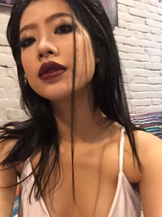 Shop online của Chi Min được rất nhiều bạn trẻ chú ý tới khi bán những mặt hàng quần áo, phụ kiện hết sức cá tính giống như cô chủ xinh đẹp.