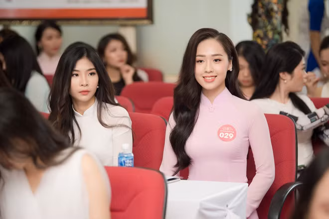 Vừa qua, tại Hà Nội buổi sơ khảo Hoa hậu Việt Nam 2018 đã diễn ra. Trong dàn thí sinh rạng rỡ, xinh đẹp của cuộc thi, cô gái mang số báo danh 29, Phạm Ngọc Hà My gây chú ý với thân hình thon thả và gương mặt khả ái.