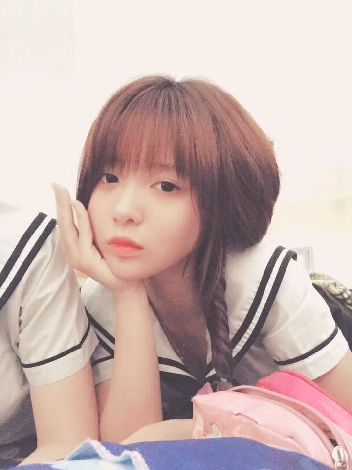 Chính bằng bức ảnh tại sân bóng dịu dàng và nữ tính, nữ sinh ĐH Hoa Sen tên Phương Ngân khiến khiến trái tim của bao nhiêu anh chàng phải rung động, đã nhận không ngớt những "cơn mưa" lời khen từ cộng đồng mạng.