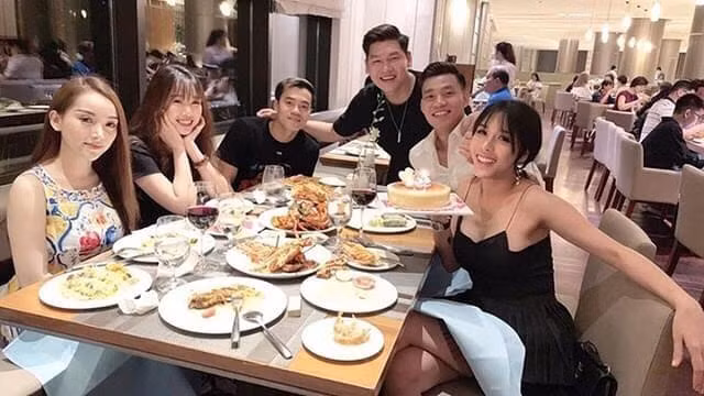 Bên nhau đã gần 5 năm, cặp Văn Toàn - Trang Nhung (22 tuổi) cũng không chịu "khoe" bức hình chụp chung nào hay thậm chí nhắc tới nửa kia trên mạng.