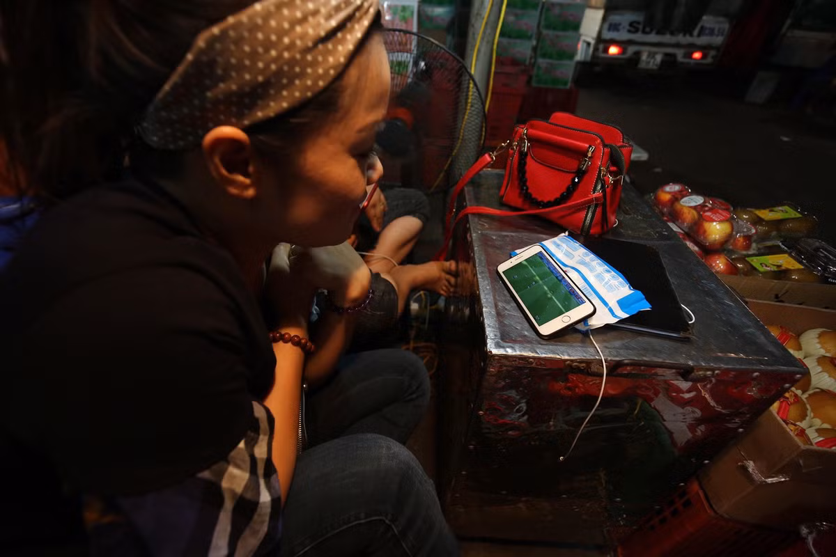 Một địa điểm khá đặc thù khác đó là những khu chợ đầu mối cũng tranh thủ những phút giải lao để theo dõi những tình huống hay, những pha bóng đẹp của World Cup 2018.