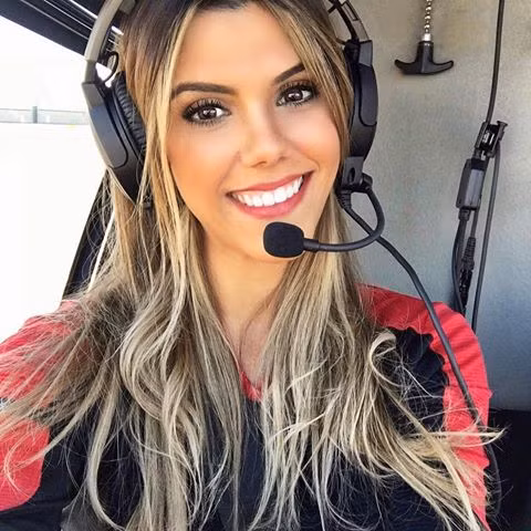 Được biết, anh trai và chị dâu của cô cũng là phi công, cô coi họ là những tấm gương để cô phần đấu.