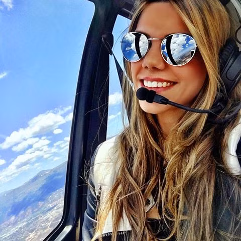 Không những khiến mọi người khâm phục bởi những chuyến bay chinh phục bầu trời mạo hiểm, Luana còn thu hút mọi người bởi những tấm ảnh vô cùng nóng bỏng.