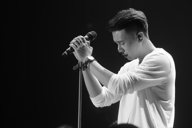  Đông Hùng được biết đến khi tham gia Vietnam Idol 2013. Có lợi thế về giọng hát, có lợi thế về ngoại hình nhưng thành công vẫn chưa "mỉm cười" với nam ca sĩ. Không có hit, không có album, cũng chẳng có những MV triệu view, Đông Hùng có vị trí "tàng tàng" trong guồng quay của showbiz. Nhưng công bằng mà nói, Đông Hùng là trường hợp đặc thù. Vì lý do gia đình, nam ca sĩ không có điều kiện để tập trung và đầu tư cho các sản phẩm âm nhạc.