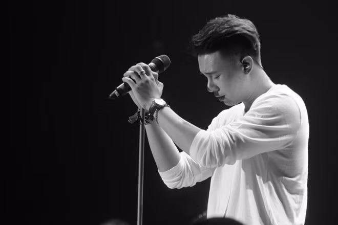  Đông Hùng được biết đến khi tham gia Vietnam Idol 2013. Có lợi thế về giọng hát, có lợi thế về ngoại hình nhưng thành công vẫn chưa "mỉm cười" với nam ca sĩ. Không có hit, không có album, cũng chẳng có những MV triệu view, Đông Hùng có vị trí "tàng tàng" trong guồng quay của showbiz. Nhưng công bằng mà nói, Đông Hùng là trường hợp đặc thù. Vì lý do gia đình, nam ca sĩ không có điều kiện để tập trung và đầu tư cho các sản phẩm âm nhạc.