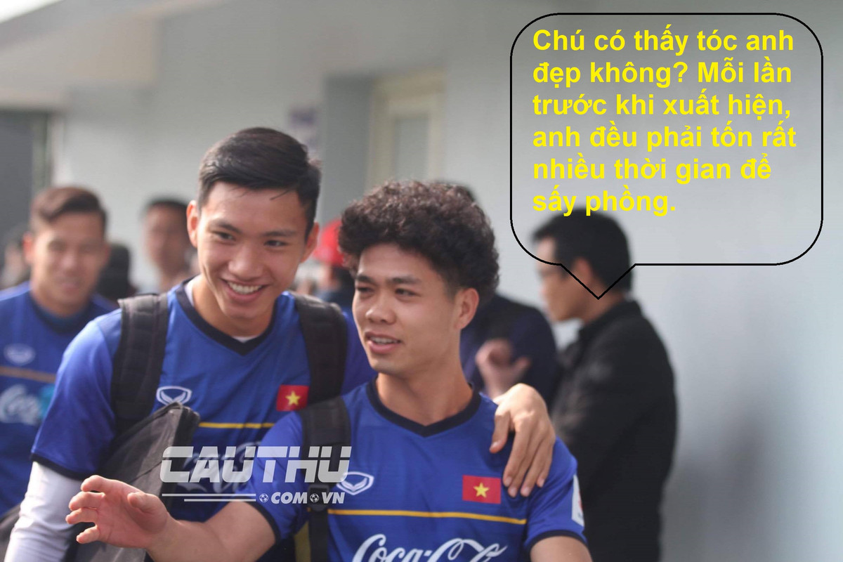 Công Phượng đã khoe với đàn em Văn Hậu về kiểu tóc mới của mình.