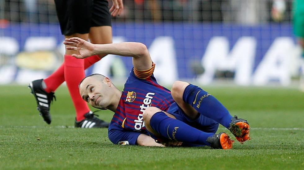 Theo Catalunya Radio, Iniesta chấn thương phần bắp đùi phải. Sau xét nghiệm sơ bộ, anh phải nghỉ 3-4 tuần. Ảnh: Catalunya Radio