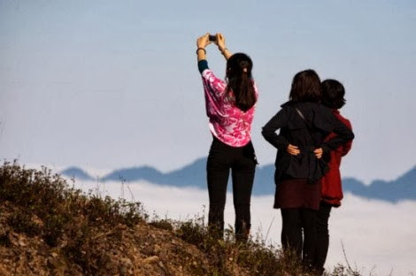 Mục đích chủ yếu của các bạn trẻ đến với Đà Lạt thời gian này đầu tiên là để tránh nóng, sau đó là để đi săn mây. Mùa săn mây sẽ bắt đầu khoảng tháng 5. Nhưng hiện tại do sự biến đổi thời tiết nên kéo dần sang tháng 6, thậm chí tháng 7.