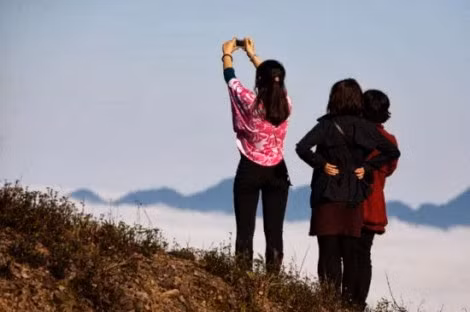 Mục đích chủ yếu của các bạn trẻ đến với Đà Lạt thời gian này đầu tiên là để tránh nóng, sau đó là để đi săn mây. Mùa săn mây sẽ bắt đầu khoảng tháng 5. Nhưng hiện tại do sự biến đổi thời tiết nên kéo dần sang tháng 6, thậm chí tháng 7.