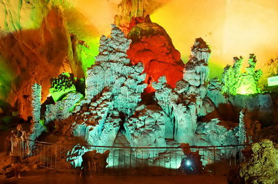 Đây là cơ hội để cho những bạn trẻ yêu thích khám phá những hang động hiểu biết thêm và thỏa mãn được bản thân mình. Ảnh: Toquoc.gov.vn.