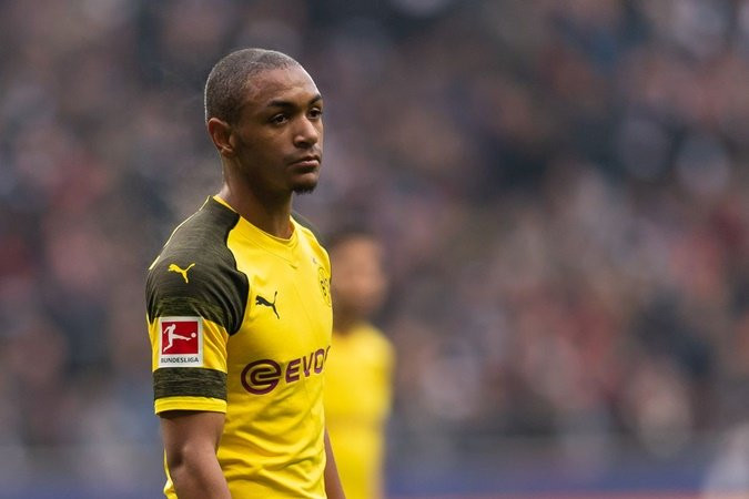 Theo nguồn tin từ L'Equipe cho hay, PSG đã tiến rất sát đến Abdou Diallo của Borussia Dortmund. Trung vệ người Pháp mới cập bến Signal Iduna Park từ Mainz 05 vào mùa hè năm ngoái nhưng đang đứng trước nguy cơ phải ra đi bởi sự trở lại của Mats Hummels.